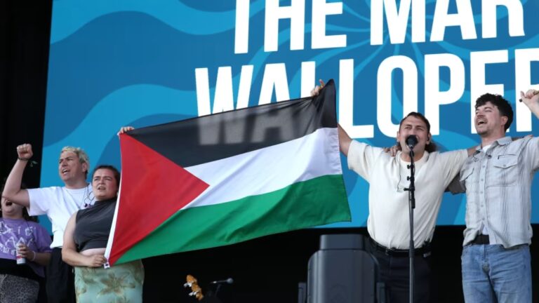 Festival británico se disculpa tras silenciar a banda irlandesa por exhibir bandera palestina