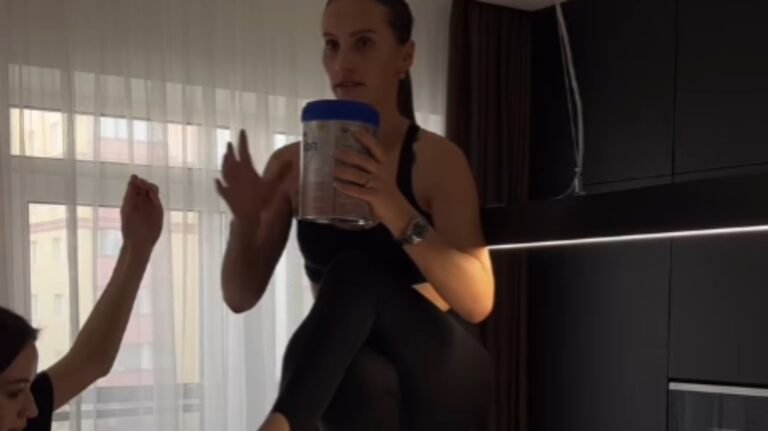 Influencer rusa sufre fractura vertebral al intentar peligroso 