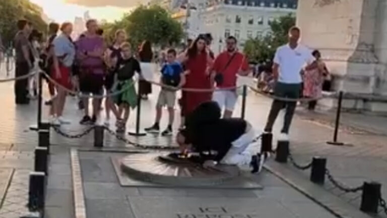 La usó para encender un cigarro: Detienen a hombre que profanó la llama del 