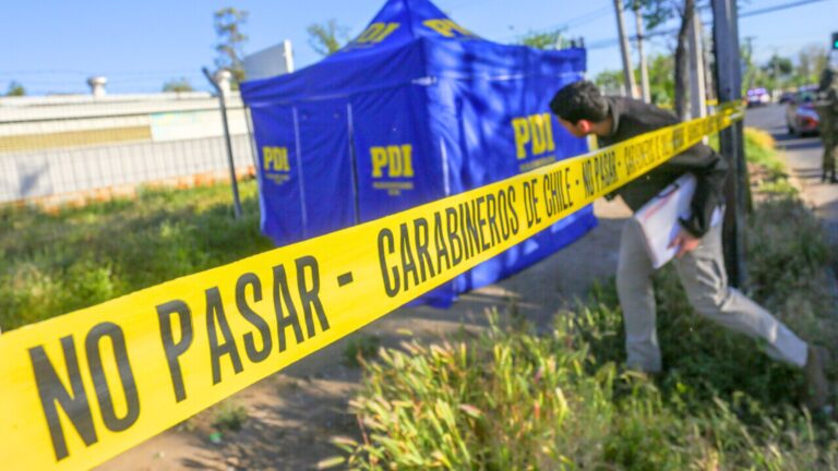 Hombre de 60 años es hallado muerto en la vía pública en Limache con una herida abdominal