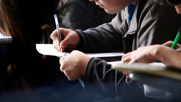 Suspenden las clases en comunas de la Región Metropolitana por sistema frontal