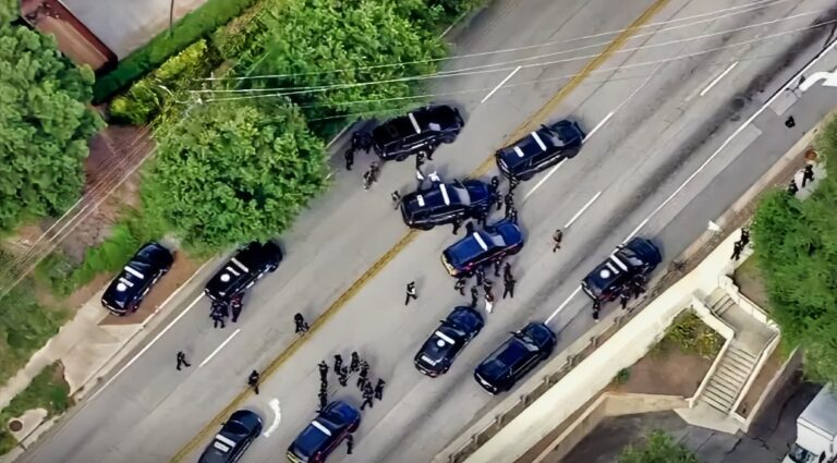 Estados Unidos: Un policía muerto y varios edificios atacados tras tiroteo frente al CDC en Atlanta
