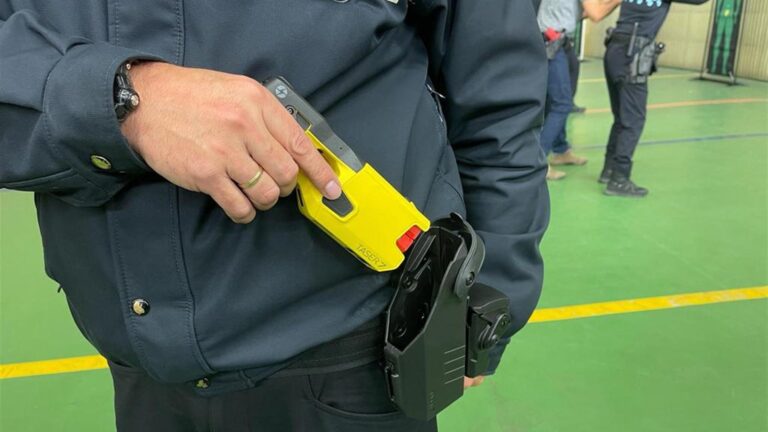Qué son las pistolas Taser que comenzarán a ser usadas por Carabineros
