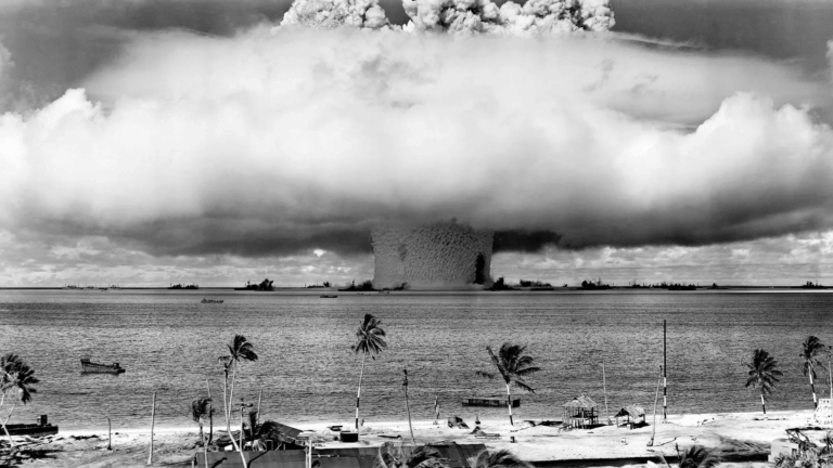 Más de 2 mil armas nucleares han sido detonadas en los últimos 80 años: Sus efectos aún persisten en todo el mundo