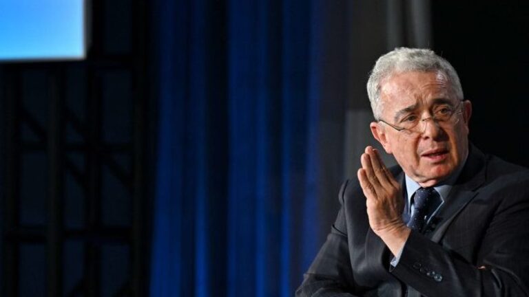 Expresidente Álvaro Uribe sentenciado a 12 años de prisión domiciliaria