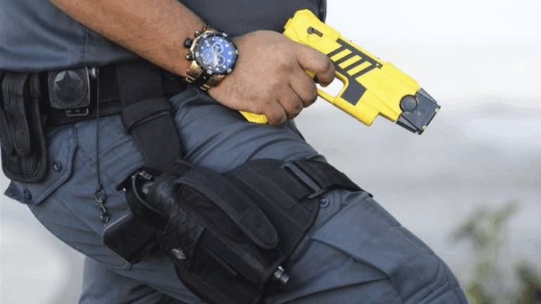 Gobierno aprueba incorporación de pistolas taser para Carabineros: ¿Cuándo se empezarían a utilizar y cuánto cuesta cada una?