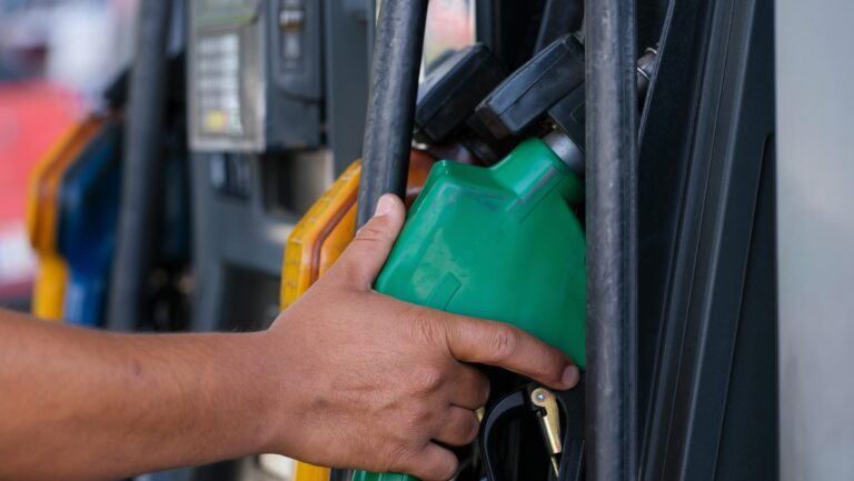 Precios de combustibles: Bencina de 97 octanos y diésel registran baja esta semana