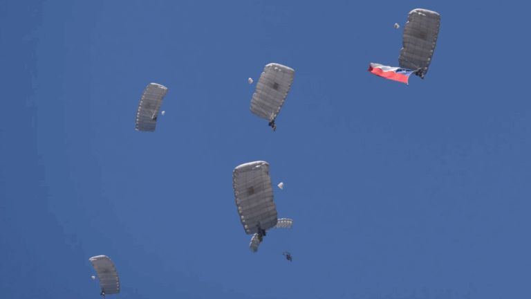 La gran novedad de la Parada Militar 2025: Presentarán salto libre de paracaidistas