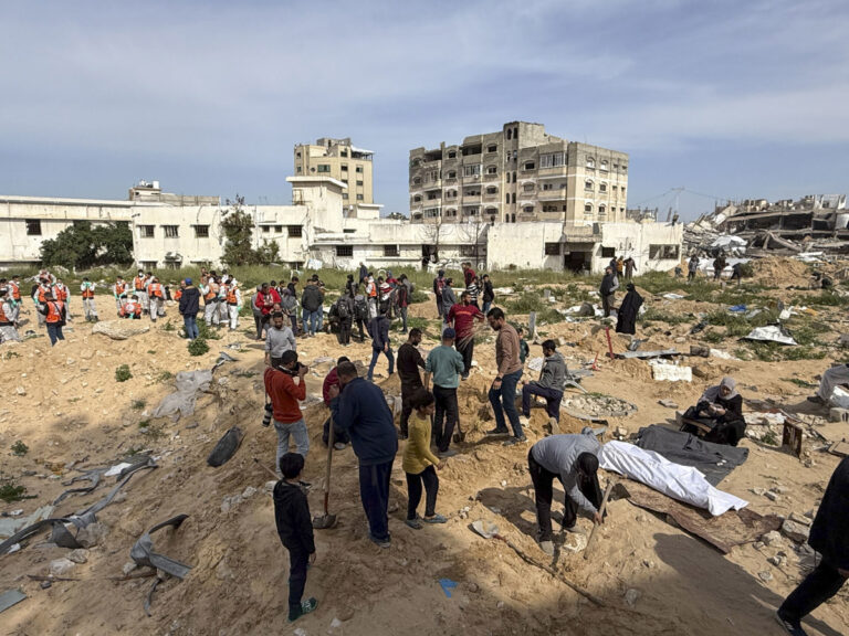 China pide un “alto el fuego integral” en Gaza en plena ofensiva israelí