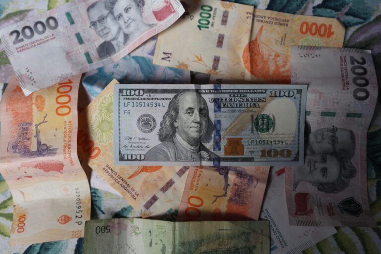 El dólar se dispara en Argentina: Alcanza nuevo récord tras duro revés electoral de Milei