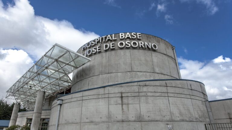 Revelan las identidades (y los sueldos) de los detenidos por torturas en el Hospital de Osorno: Fueron despedidos de la institución