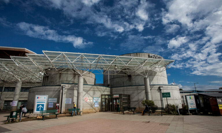 Condena transversal entre parlamentarios por vejámenes a trabajador TEA en Hospital de Osorno: “Revela un sadismo extremo”