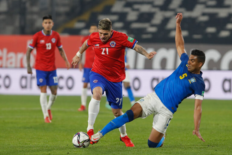 Chile versus Brasil: El grotesco pisotón de Casemiro frente al árbitro que no fue tarjeta roja