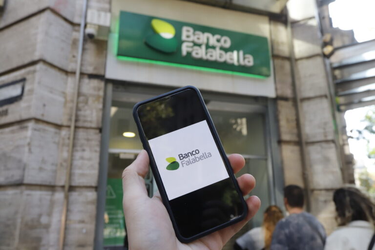 Millonaria estafa al interior de Banco Falabella: Cajera modificó cupón de depósito y se compró un auto nuevo