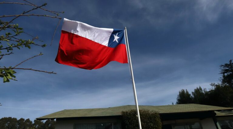 ¿Cuándo se tiene que instalar la bandera en septiembre y cuáles son las multas por no hacerlo?