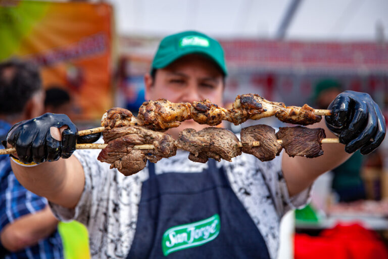 Con anticuchos hasta por $18 mil: Revelan precios de fondas del Parque O'Higgins para estas Fiestas Patrias