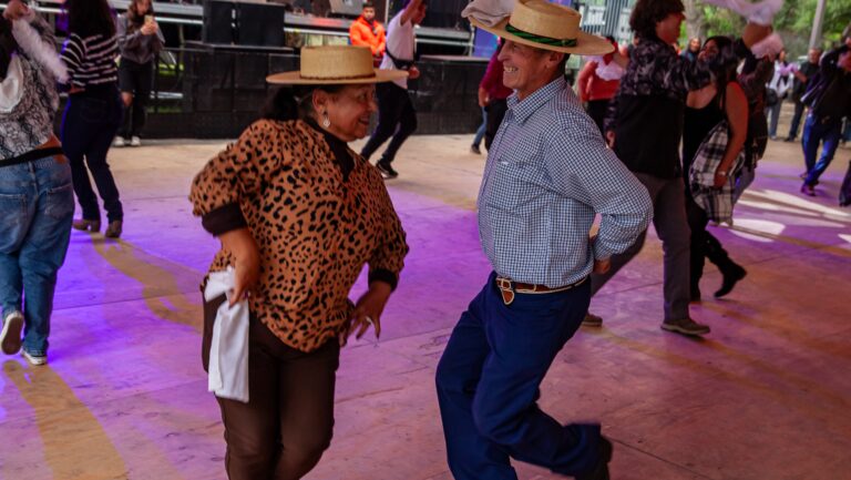 Cueca, chicha y ramadas: La historia de las fondas chilenas a lo largo de dos siglos