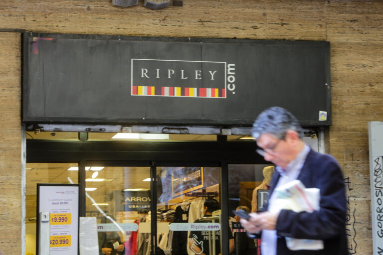 Condenan a Ripley a pagar millonaria multa por guardia que acusó erróneamente de robo a adulta mayor: Mujer terminó lesionada