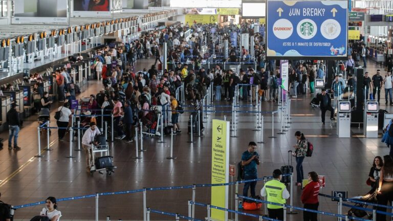 Más de 3 millones de turistas extranjeros visitaron Chile en el primer semestre de 2025: Argentinos encabezan la lista