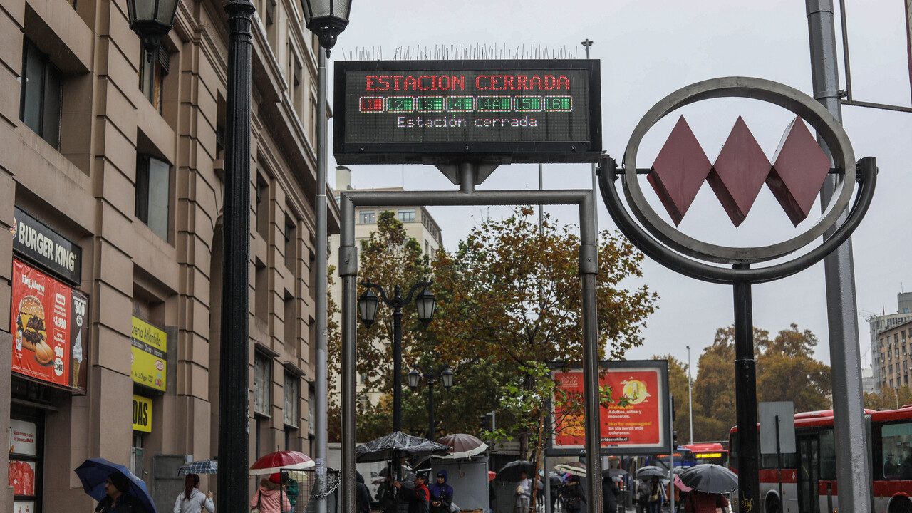 Metro de Santiago cierra tramo de la Línea 1 por presencia de persona en la vía/Agencia Uno