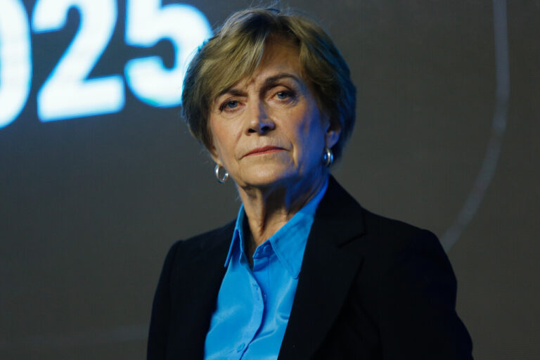 Evelyn Matthei anuncia que expulsará de Chile a 10 mil extranjeros con órdenes de salida