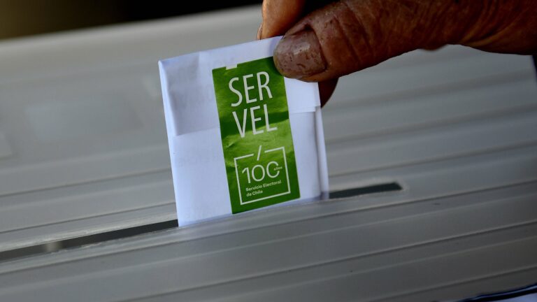 A ley multa por no votar y reforma al voto de extranjeros: Sanción llega a más de $100 mil