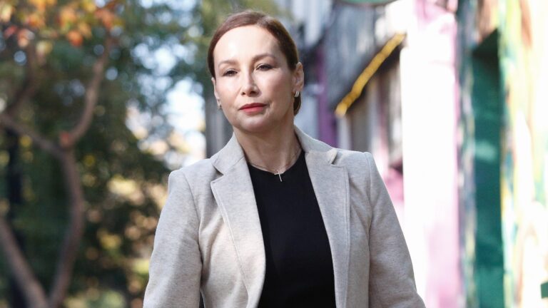 Flavia Torrealba, presidenta FRVS, afirma que Jara debería congelar su militancia al PC como 