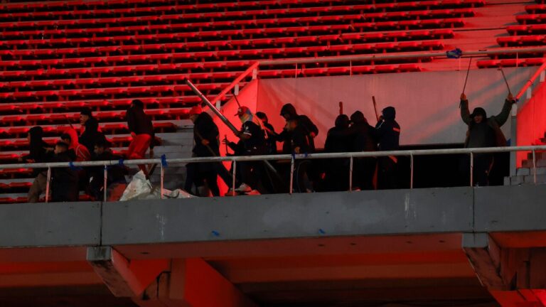 Abogado especialista en derecho deportivo explica: ¿Qué castigos arriesgan Universidad de Chile e Independiente?