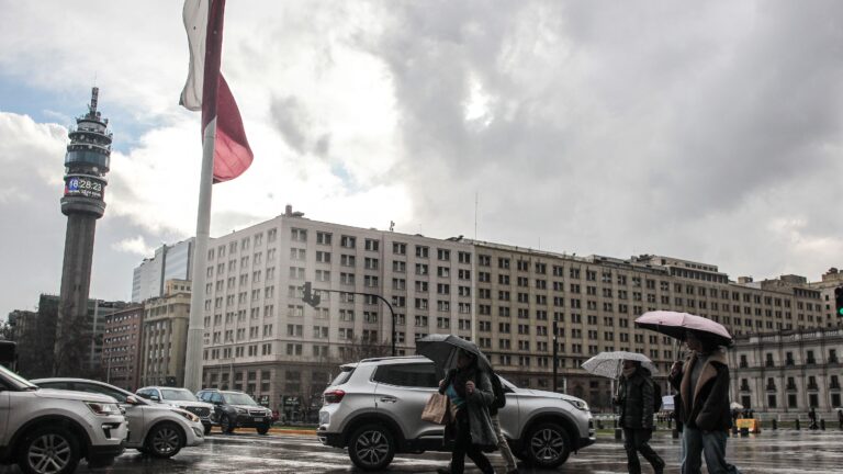 ¿Por qué llueve en plena primavera en la Región Metropolitana? Esto explica la Dirección Meteorológica