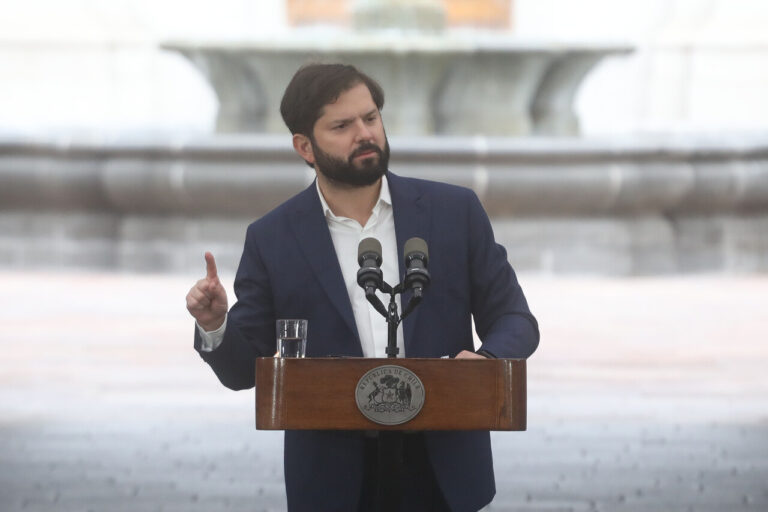 Presidente Boric: “Ya no necesitan bombardear el palacio o quemar la bandera con aviones para suspender la democracia