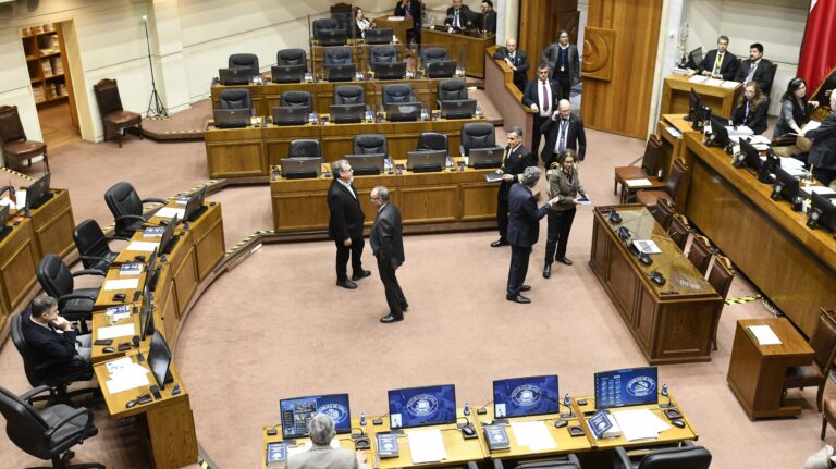 Oposición se retiró de la Sala del Senado para manifestar su molestia contra la ministra Lobos