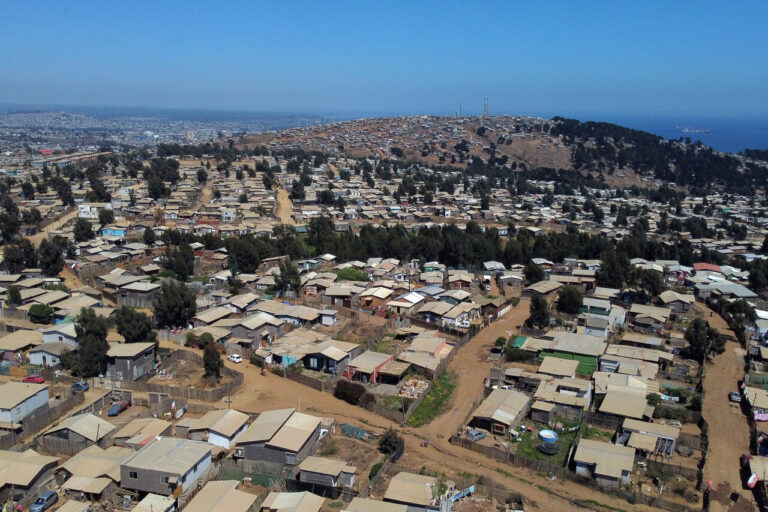 Ministros Montes y Cordero se reúnen con dueños de terreno ocupado por megatoma en San Antonio