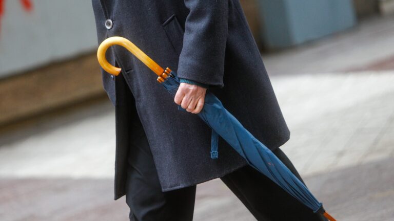 Lluvia intensa en la Región Metropolitana: Cortes de luz y tránsito afectado
