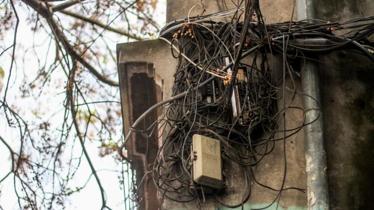 Entra en vigor la ley Chao Cables: Obligará a empresas el retiro y ordenamiento de cables en desuso