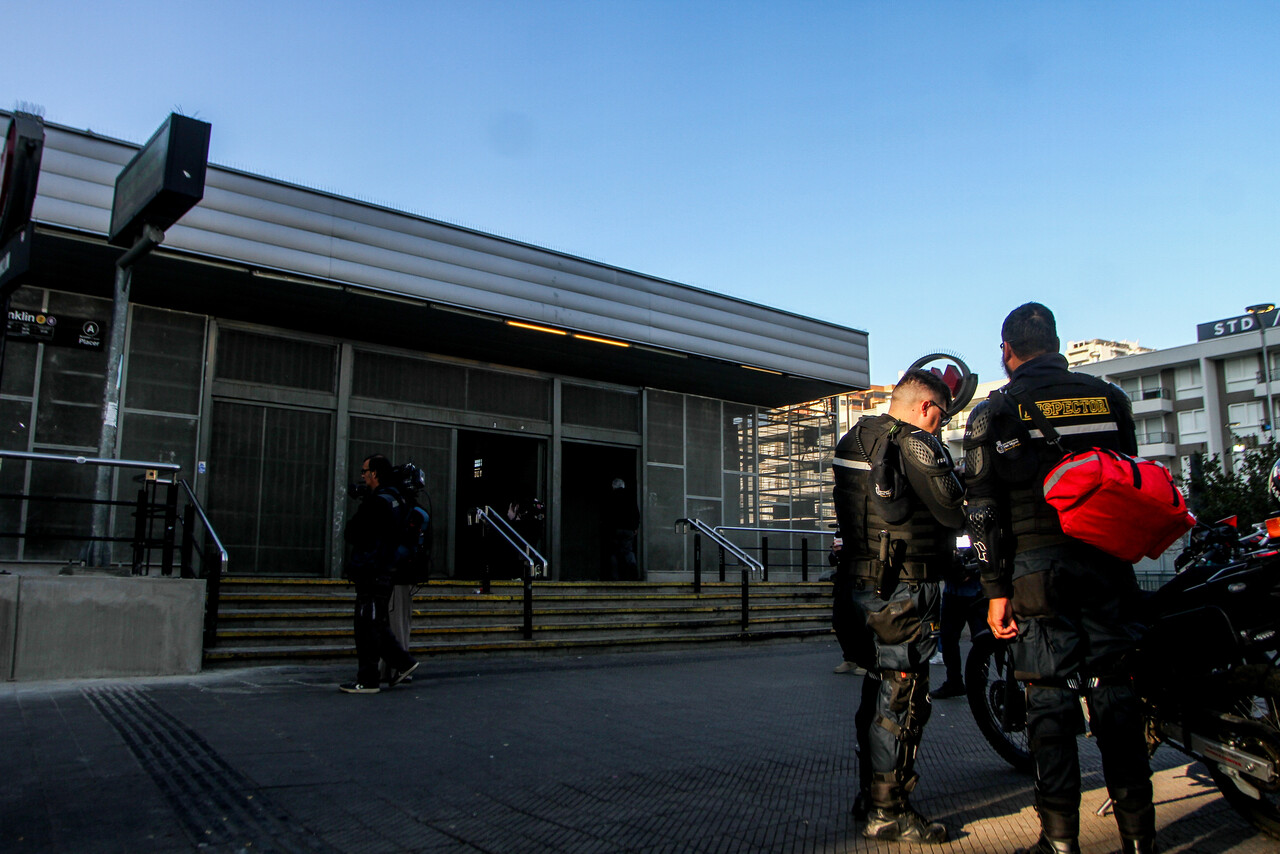 Riña en estación Franklin del Metro terminó con un sujeto apuñalado: Atacante fue detenido/Agencia Uno
