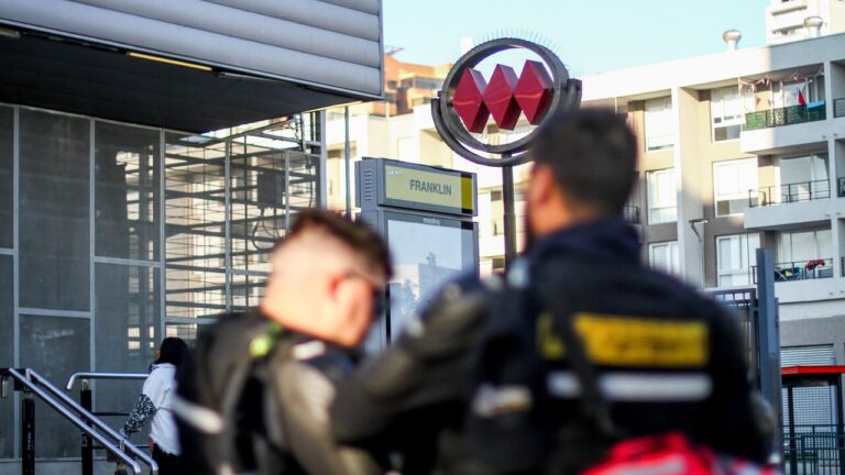Riña en estación Franklin del Metro terminó con un sujeto apuñalado: Atacante fue detenido