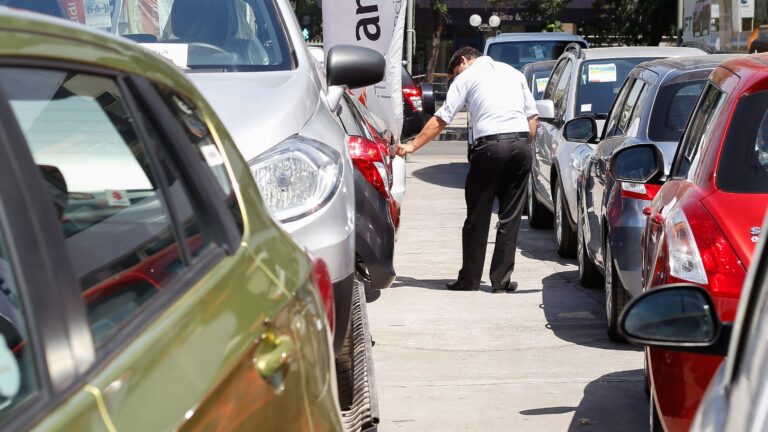 Venta de autos cayó tras cinco meses: Expertos abordan las razones que estarían detrás