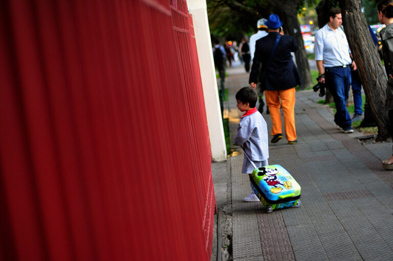 Sancionan con millonaria multa a colegio por dejar fuera a alumnos atrasados: A las 8:10 cerraban las puertas