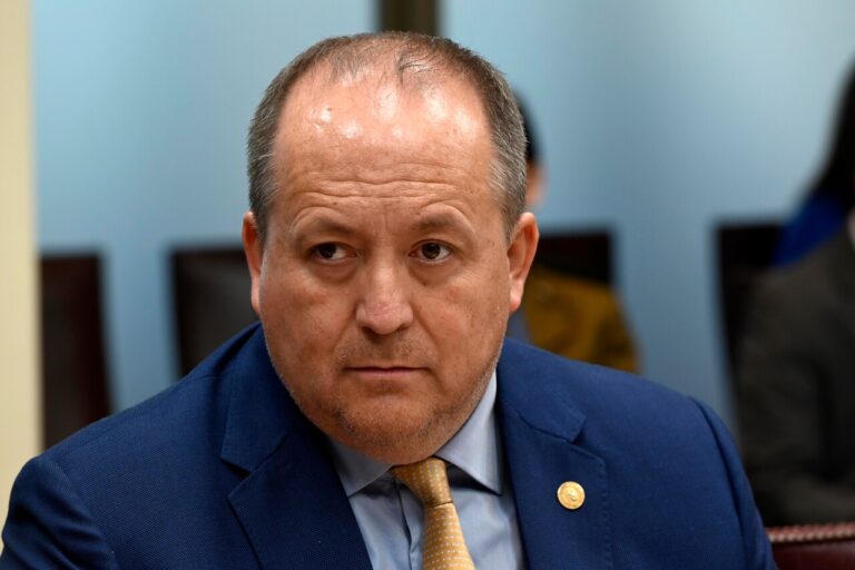 Fiscal Valencia advierte que alza de combustibles puede elevar riesgo de contrabando y problemas de orden público