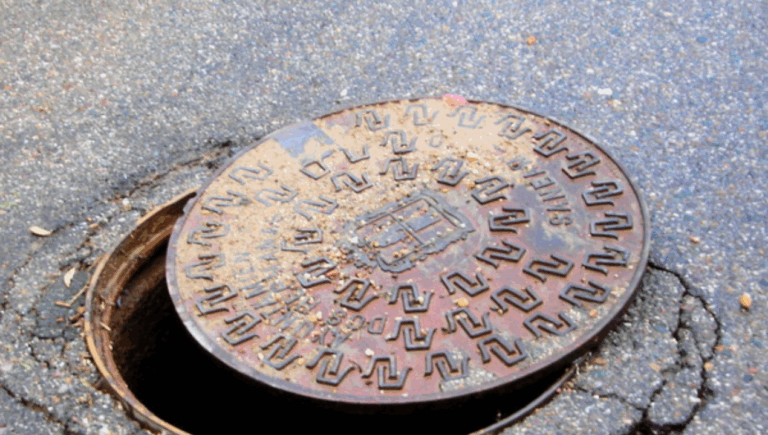 Renca: trabajadora municipal cae a cámara subterránea sin tapa: Municipio coordina plan con Enel