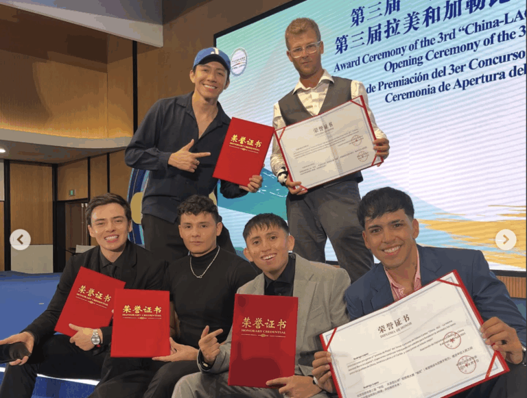 Cancillería de China reconoció a influencer Nico.Travesías por su aporte cultural con Chile