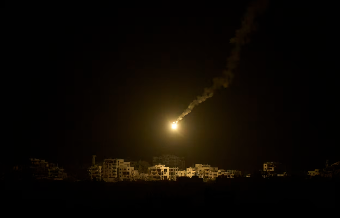 Una bengala del ejército israelí sobrevuela edificios destruidos durante las operaciones terrestres y aéreas en el norte de Gaza. Leo Correa/AP
