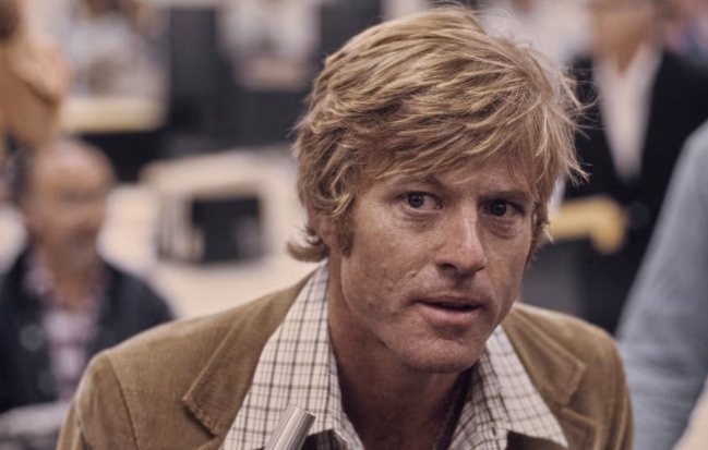 El actor Robert Redford aparece en una recreación de las oficinas de The Washington Post en 1976 en una foto publicitaria de "Todos los hombres del presidente". Archivos de Michael Ochs/Getty Images
