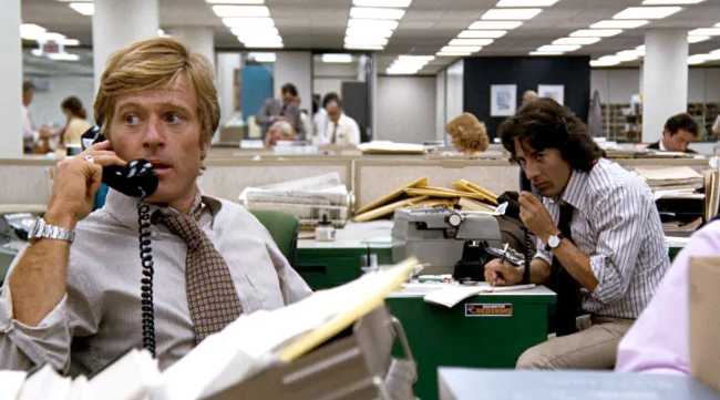 "Todos los hombres del presidente" inspiró a una nueva ola de periodistas en 1976 cuando Robert Redford y Dustin Hoffman interpretaron a Bob Woodward y Carl Bernstein mientras descubrían el escándalo Watergate. YouTube