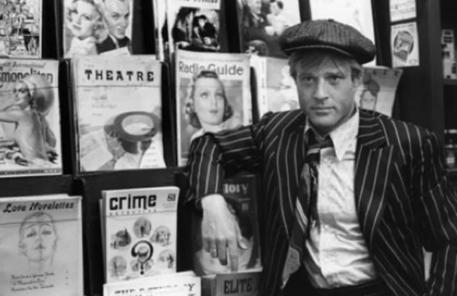 "El golpe", que se desarrolla en la década de 1930, se estrenó en 1973. Protagonizada por Paul Newman, Robert Redford y Robert Shaw, "El golpe" ganó siete premios Oscar, incluida la mejor película. Imágenes universales