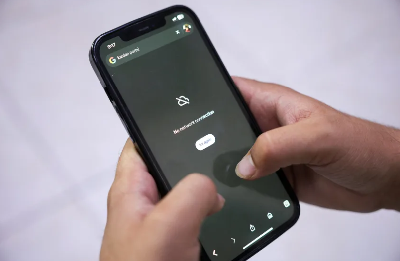Un hombre intenta utilizar Google en su teléfono inteligente en Kabul, Afganistán, el martes. Sayed Hassib/Reuters