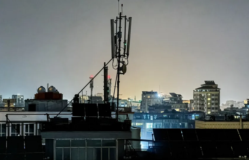 Una antena de telecomunicaciones para servicios de Internet instalada en el tejado de una casa en Kabul el lunes. Wakil Kohsar/AFP/Getty Images