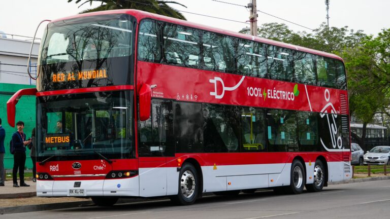Se suman al transporte público capitalino 10 nuevos buses eléctricos de dos pisos: Permitirán llegar al Mundial Sub 20