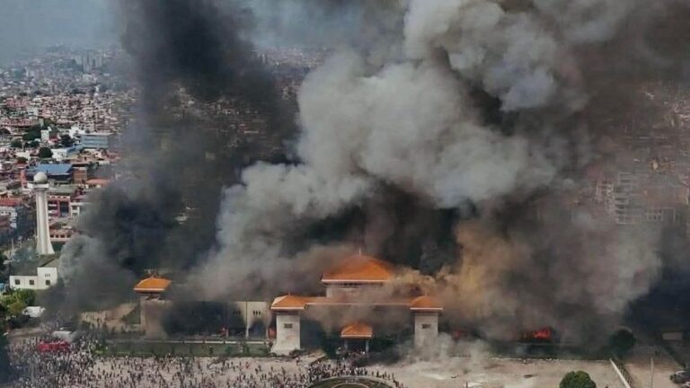Viralizan impactantes imágenes del Congreso siendo consumido por fuego en Nepal en medio de jornadas de manifestaciones