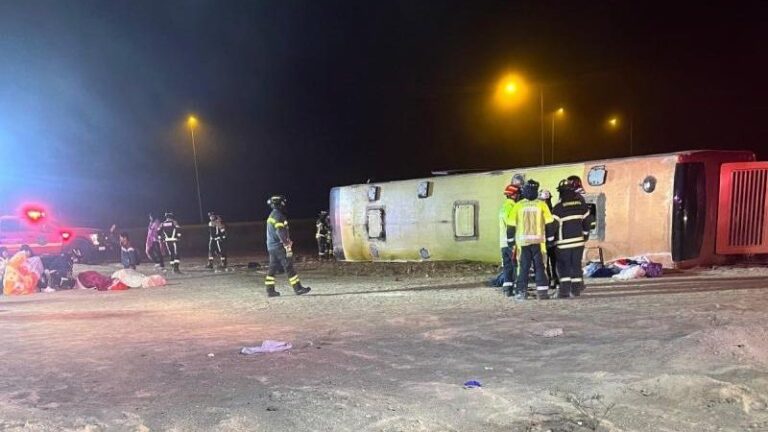 Al menos tres personas murieron tras volcamiento de bus en Ruta 5 Norte en Copiapó